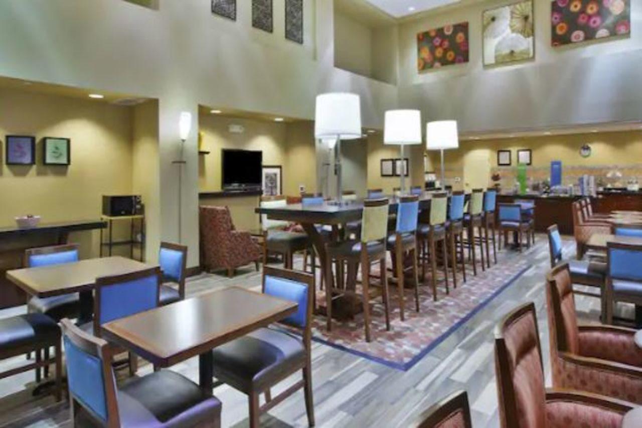 Hampton Inn & Suites Wichita-Northeast Buitenkant foto