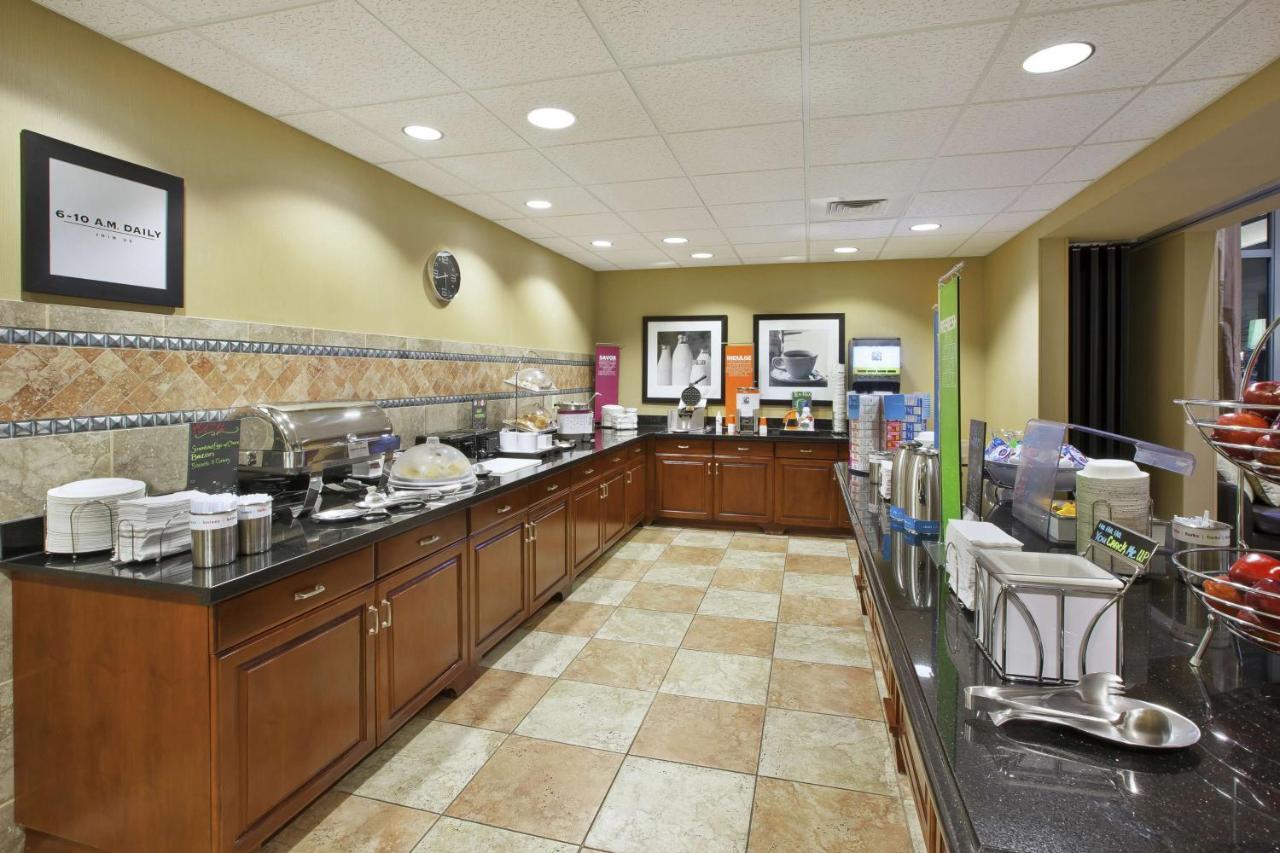 Hampton Inn & Suites Wichita-Northeast Buitenkant foto