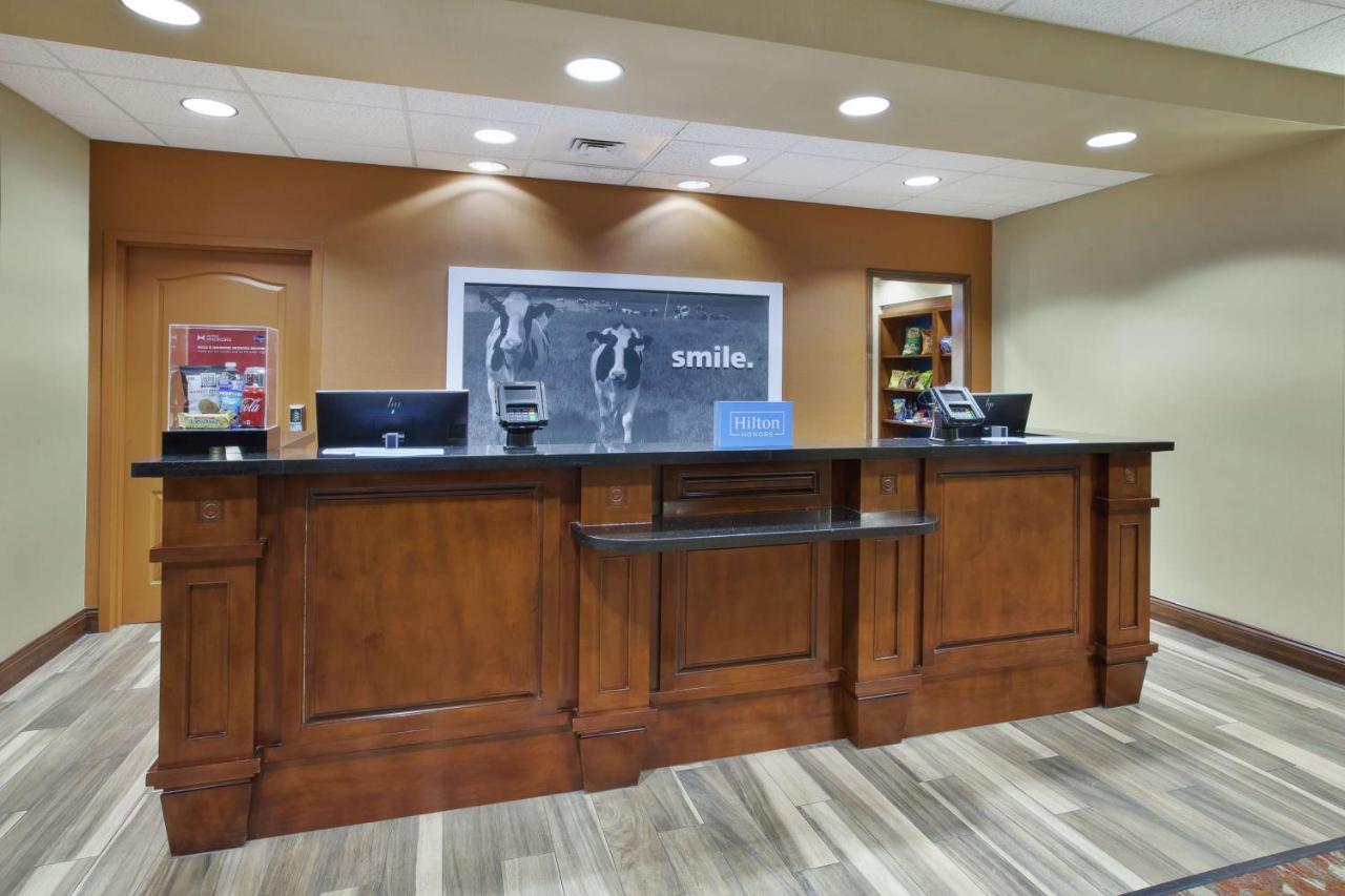 Hampton Inn & Suites Wichita-Northeast Buitenkant foto