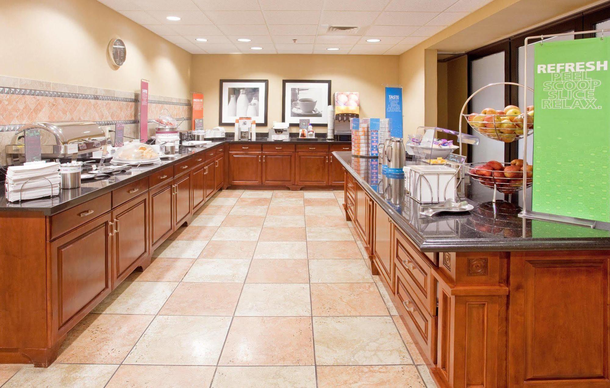 Hampton Inn & Suites Wichita-Northeast Buitenkant foto